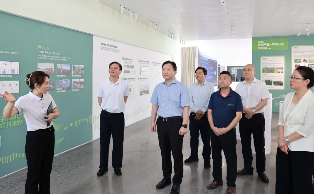 四川省委常委、成都市委書記曹立軍調(diào)研 新津區(qū)國家數(shù)字設(shè)施農(nóng)業(yè)創(chuàng)新應(yīng)用基地